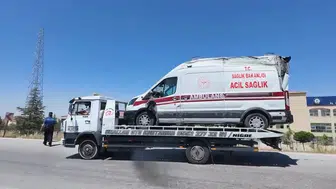 Niğde’de ambulans ve otomobil kafa kafaya çarpıştı