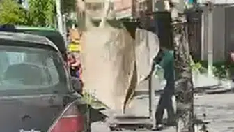 Erzurumda kaldırımda yürürken tepesine halı düştü