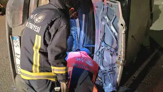 Van Edremit yolunda kamyonet devrildi