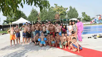 Manisalı çocuklar yaz sıcağını havuzda serinleyerek geçirdi