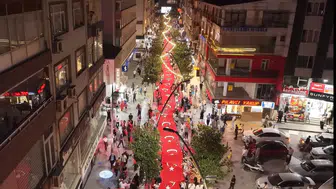 Bahçelievler'de 15 Temmuz anması için dev bayraklı yürüyüş