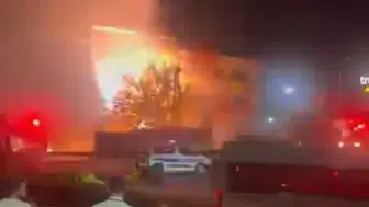 Küçükçekmece'de geceyi aydınlatan trafo patlaması korkuttu
