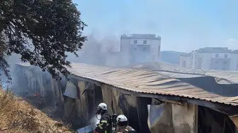 Hatay Altınözü’nde işçi yatakhanesi küle döndü
