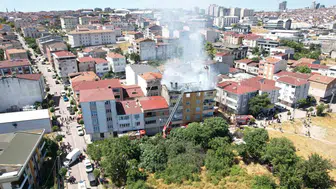 Avcılar'da bir apartmanın çatısı alevlere teslim oldu