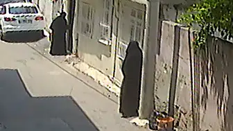 Adana'da çarşaflı hırsızlık şüphelileri güvenlik kamerasına yakalandı