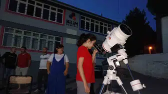 Manisa Demirci’de çocuklar teleskopla Ay yüzeyini keşfetti