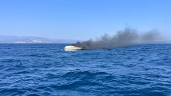 Didim açıklarında yanan tekne sulara gömüldü