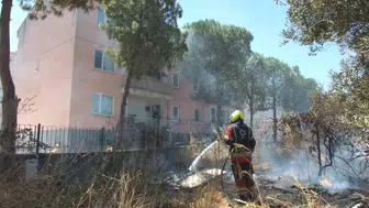 Burhaniye'de alevler polis merkezine kadar dayandı