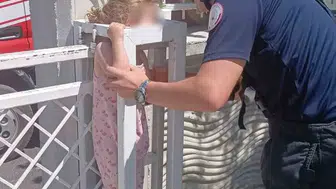 Afyonkarahisar’da demir kapıya sıkışan çocuk itfaiyeyi harekete geçirdi