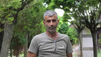 Gurbetçi vatandaş ray kenarında bulduğu Kur’an-ı Kerimleri sahiplendi
