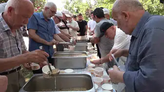 Bursa’da Cuma sonrası bereketli aşure kuyruğu