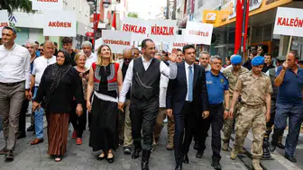 Akçaabat sokakları geleneksel danslarla şenlendi