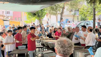 Güroluk köyünde 34 yıllık aşure geleneği sofraları birleştirdi