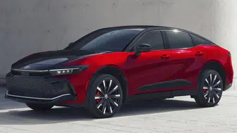 Toyota’nın yeni hibrit sistemiyle Crown daha az yakacak