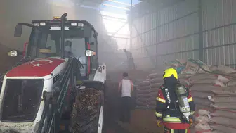 Edremit’te saman deposu alevlere teslim oldu