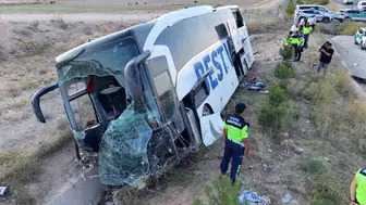 Yolcu otobüsü şarampole devrildi: 44 yaralı