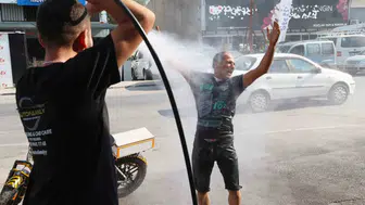 Muğla sıcağına oto yıkamacıda çözüm buldu