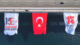 1915 Çanakkale Köprüsü dev Türk bayrağıyla selamlandı
