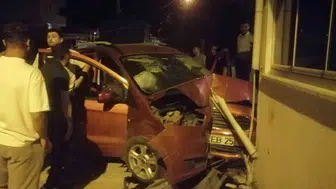 Kapaklı’da alkollü sürücü duvara çarptı