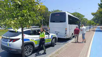 Manavgat'ta servis minibüsüyle çarpışan motosikletli hastanelik oldu