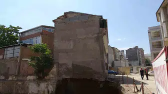 Malatya’da inşaat kazısı apartmanı mühürletti