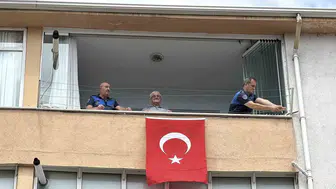Karabük'te 77 yaşındaki Dursun amcanın bayrak isteği gerçek oldu
