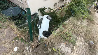 Gebze’de kontrolden çıkan araç apartman bahçesine devrildi