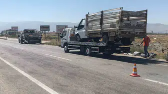 Konya Ereğli yolunda iki kamyonet çarpıştı