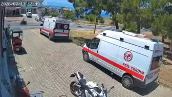 İzmir'de motosikletli sürücünün hayatını kaybettiği kaza kameraya yansıdı