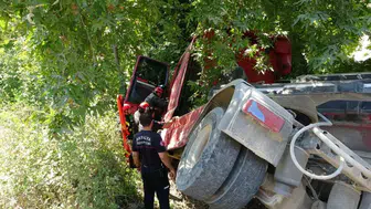 Manavgat yolunda kum yüklü çekici devrildi