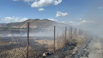 Bayındır'da moloz sahasında başlayan yangın evlere sıçradı