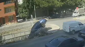 Pendik'te bariyerleri aşan otomobil dere yatağına uçtu