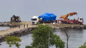 Giresun'da kayalıklara çarpan sahil güvenlik botu kıyıdan çekildi