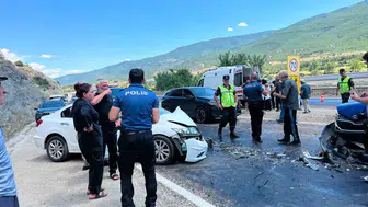 Kastamonu Hanönü yolunda iki otomobil birbirine girdi