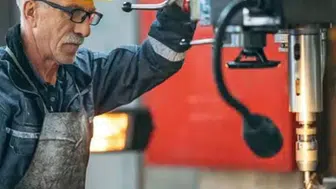 Emekli maaşı yetmedi, çarklar arasında can pazarı: 72 yaşlı işçi hayatını kaybetti