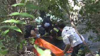 Amasya'da ahşap ev küle döndü, görme engelli kadın son anda kurtarıldı