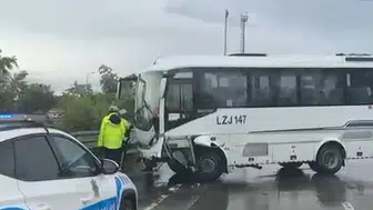 İstanbul Havalimanı servis aracı bariyerlere girdi