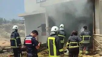 Kozan'daki ev yangını samanları küle çevirdi