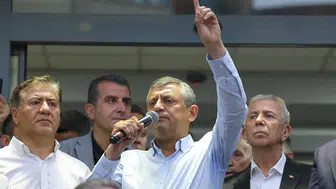 Özgür Özelden çocukların siyasete alet edilmesine sert tepki