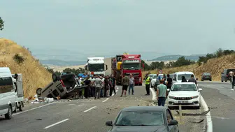 Adıyaman'da iki araç kafa kafaya çarpıştı