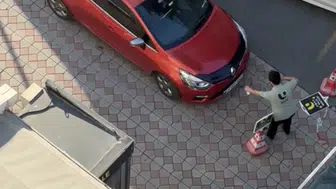 Kağıthane'de otopark kavgası Sürücü aracını valenin üzerine sürdü