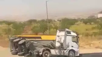 Siirt merkezde kum kamyonu yolu trafiğe kapattı