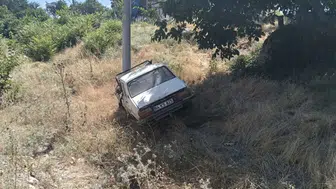 Uşak’ta kontrolden çıkan araç direğe çarptı