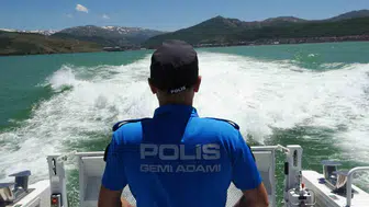 Van Gölü’nde balıkların koruyucusu deniz polisi devriyede