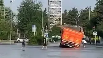 Adana’da ana su hattı patladı trafik felç oldu