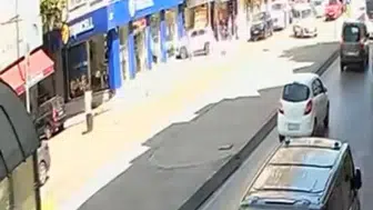 Gaziosmanpaşa’da kontrolden çıkan cip dükkana daldı