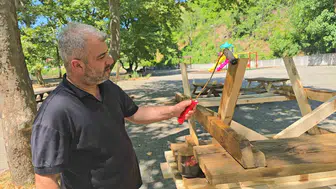 Yenice Belediye Başkanı mesai saatinde eline fırçayı aldı