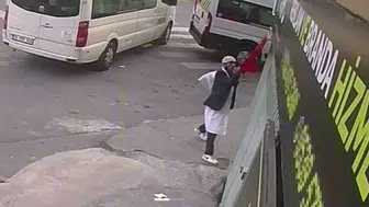 Kağıthane'de bayrağa saldırı düzenleyen kişi yakalandı