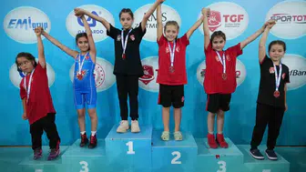 Tokatlı küçük kızlar minderde devleşti