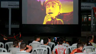 Osmangazi sokakları açık hava sinemasına dönüştü